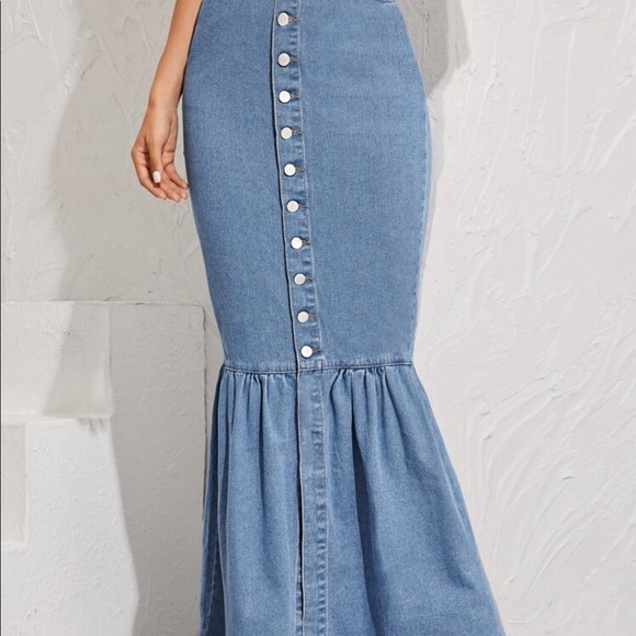 Dresses & Skirts - Denim skirt!!